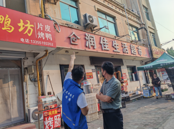 黄金炒股配资网 济阳街道财工街社区商户联手疏通楼顶雨水管道